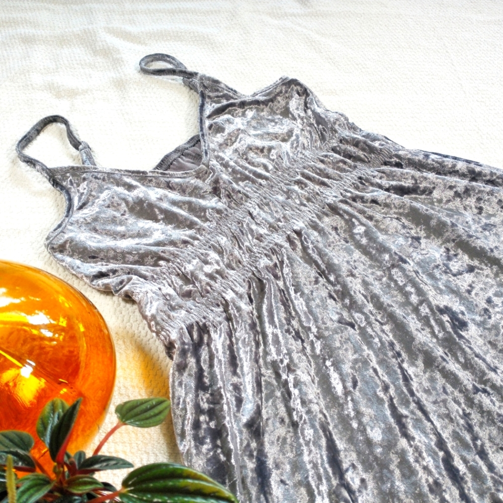 NWOT Romeo & Juliet Couture Women's Grey Crushed Velvet  Dress Size Medium